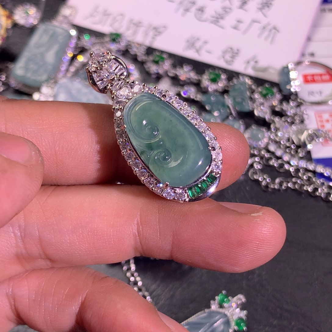翡翠未镶嵌颈饰如意