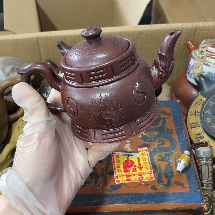紫砂茶壶原矿泥料，纯手工制作的一把紫砂壶。
