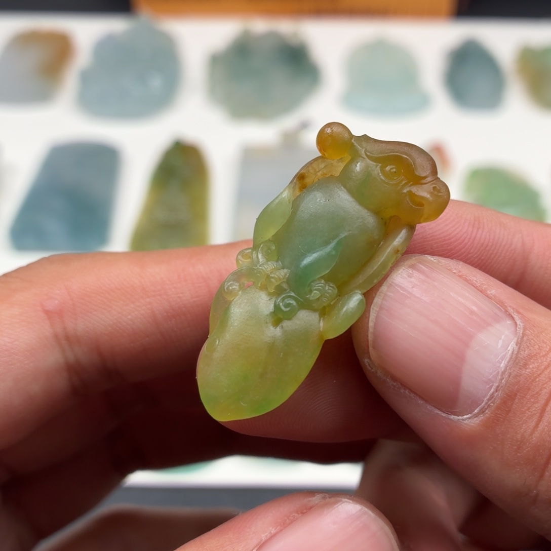 定制翡翠未镶嵌鹦鹉