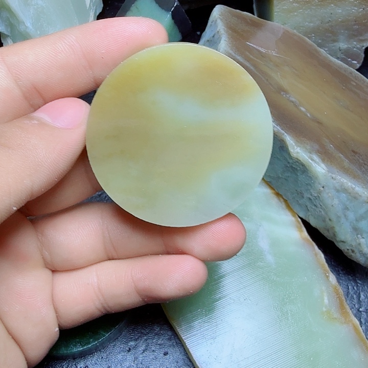 和田玉（糖玉）未镶嵌珠宝奇石何**艺