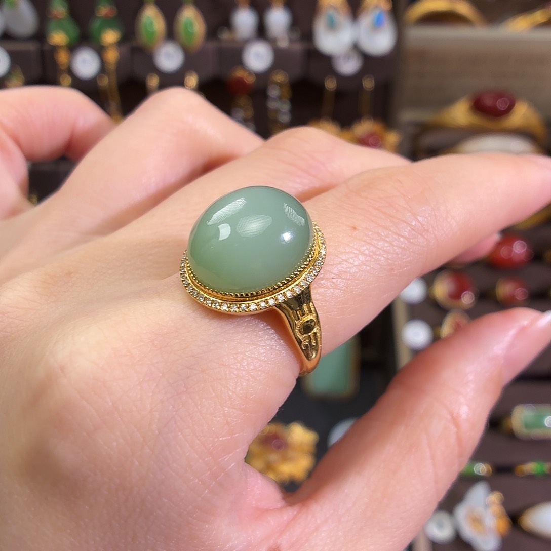 颈饰18K金镶嵌和田玉