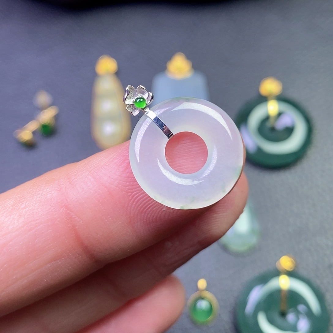 颈饰18K金镶嵌翡翠