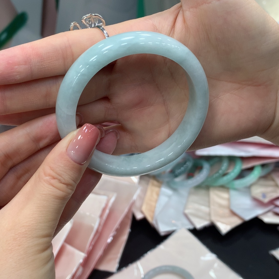 翡翠手镯未镶嵌?*宝买断