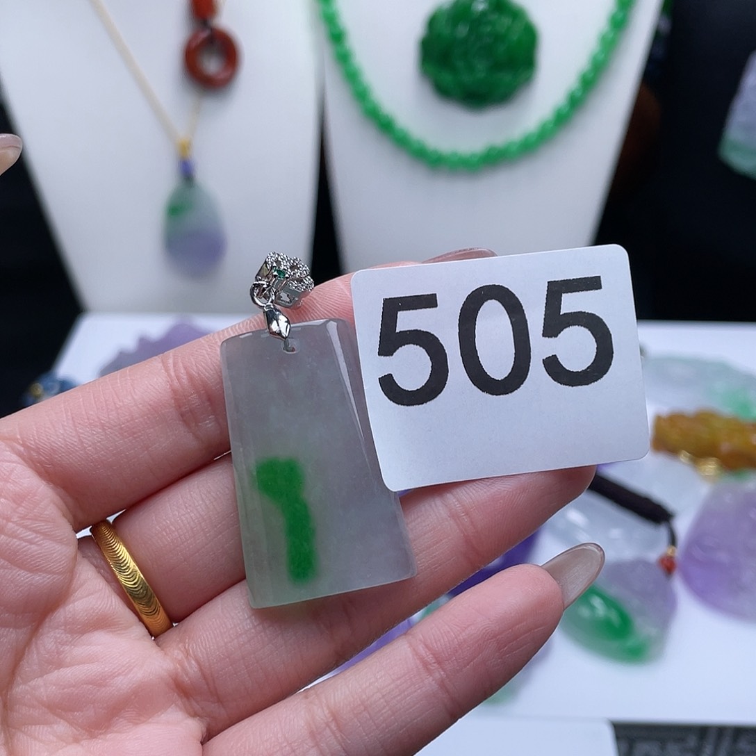 翡翠吊坠(赠链)未镶嵌