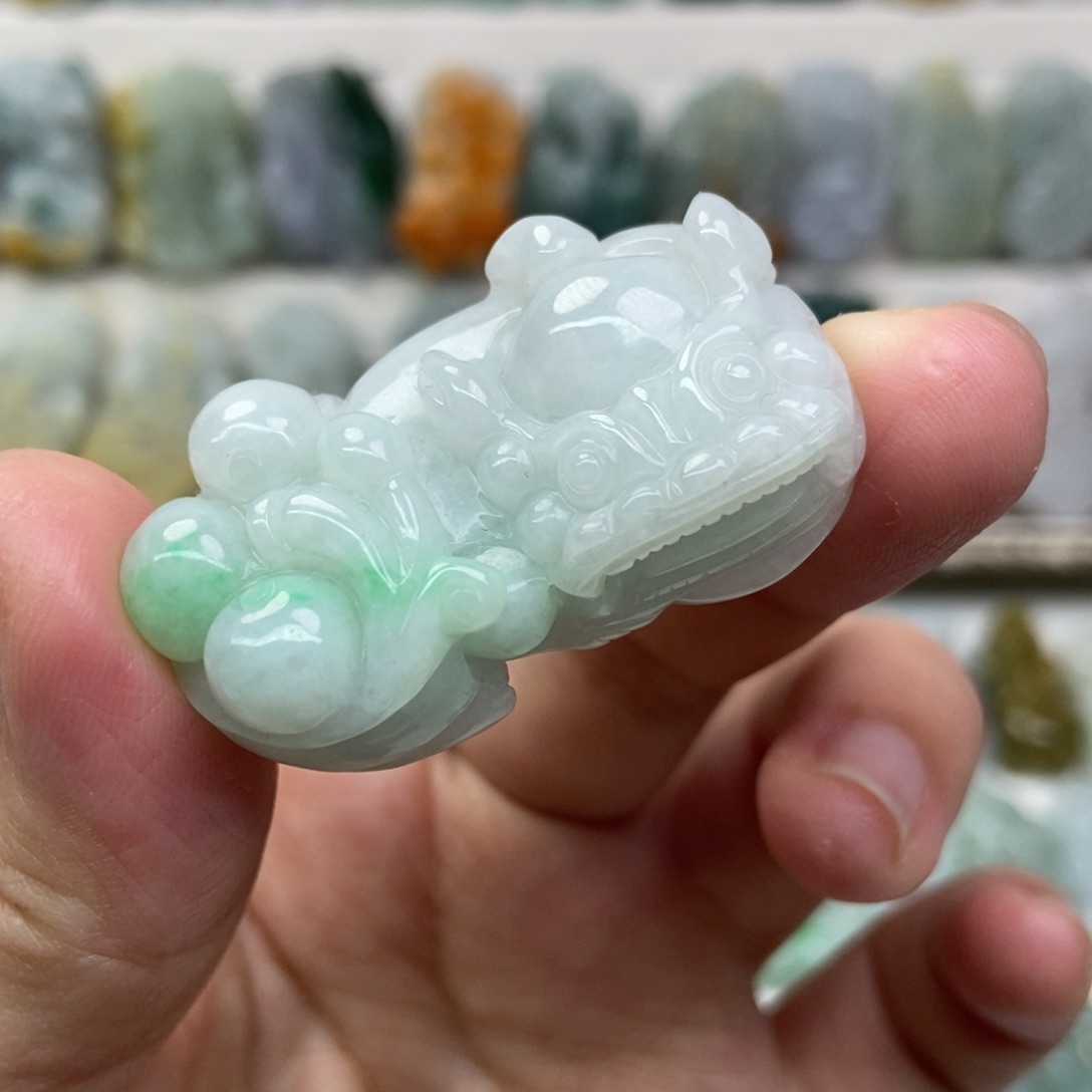 翡翠吊坠(赠链)未镶嵌