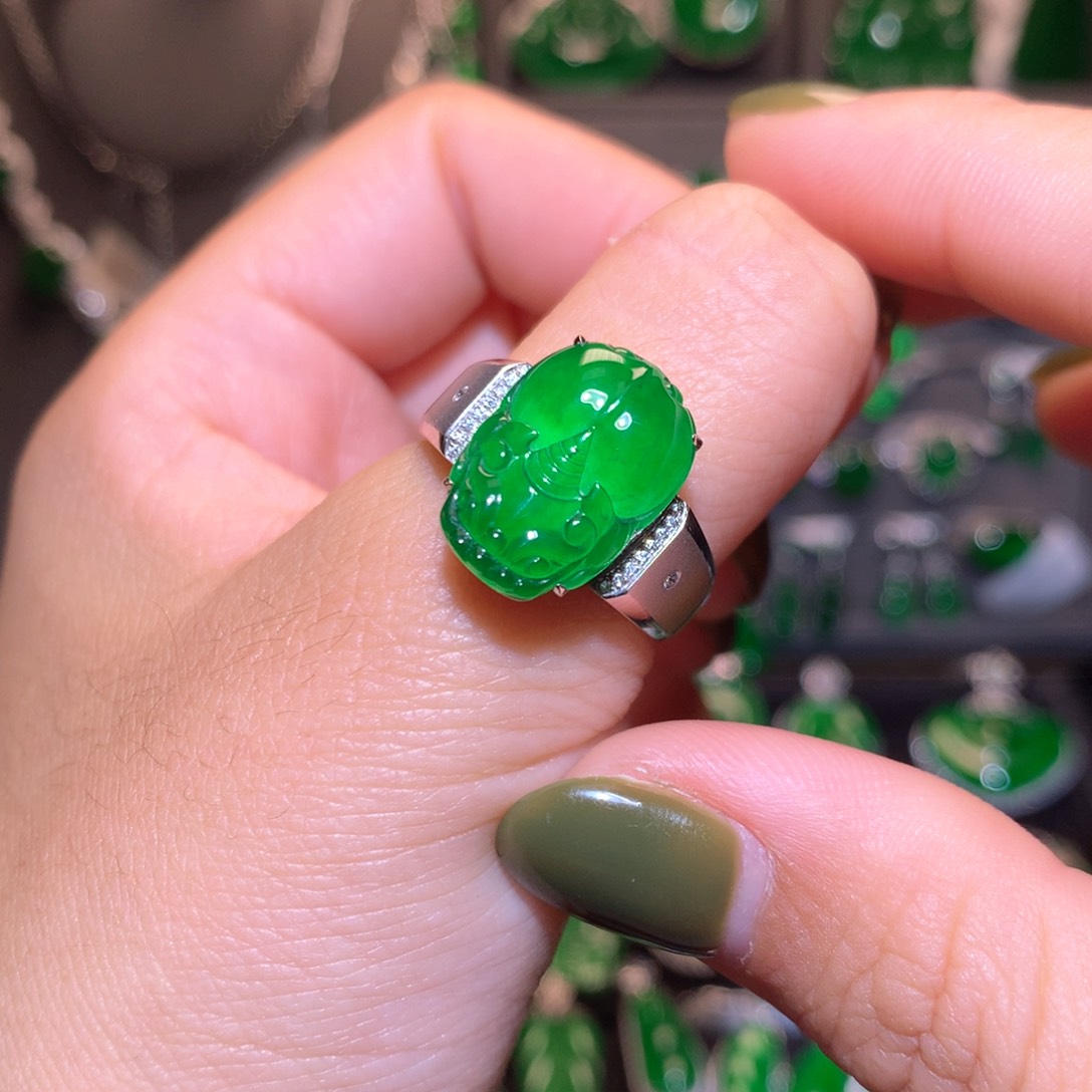 翡翠戒指18K金镶嵌貔貅