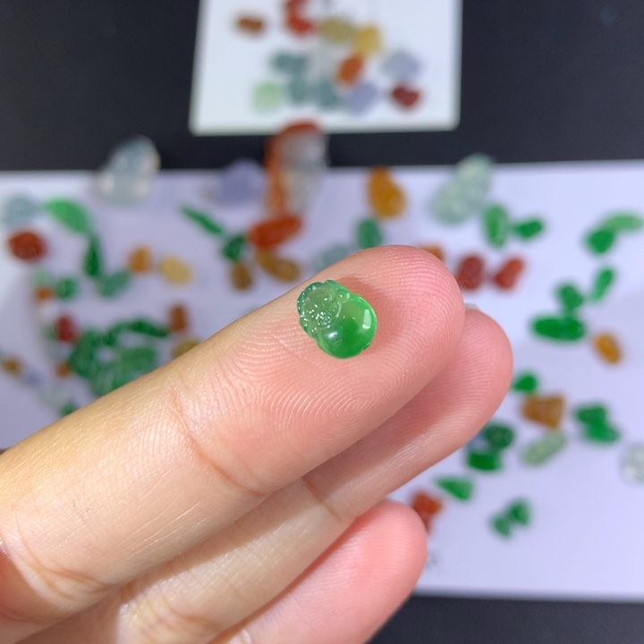 翡翠颈饰未镶嵌金蝉