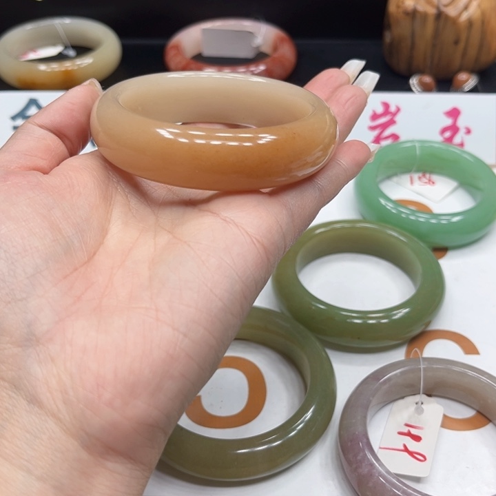 未镶嵌手镯石英质玉逸*