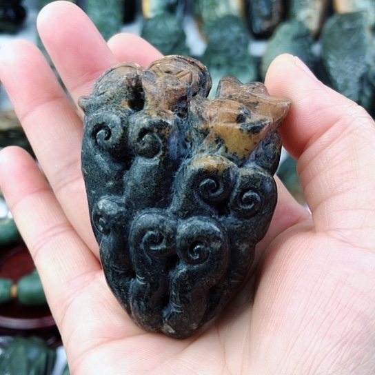 未镶嵌岫岩河磨玉（透闪石质玉）把件