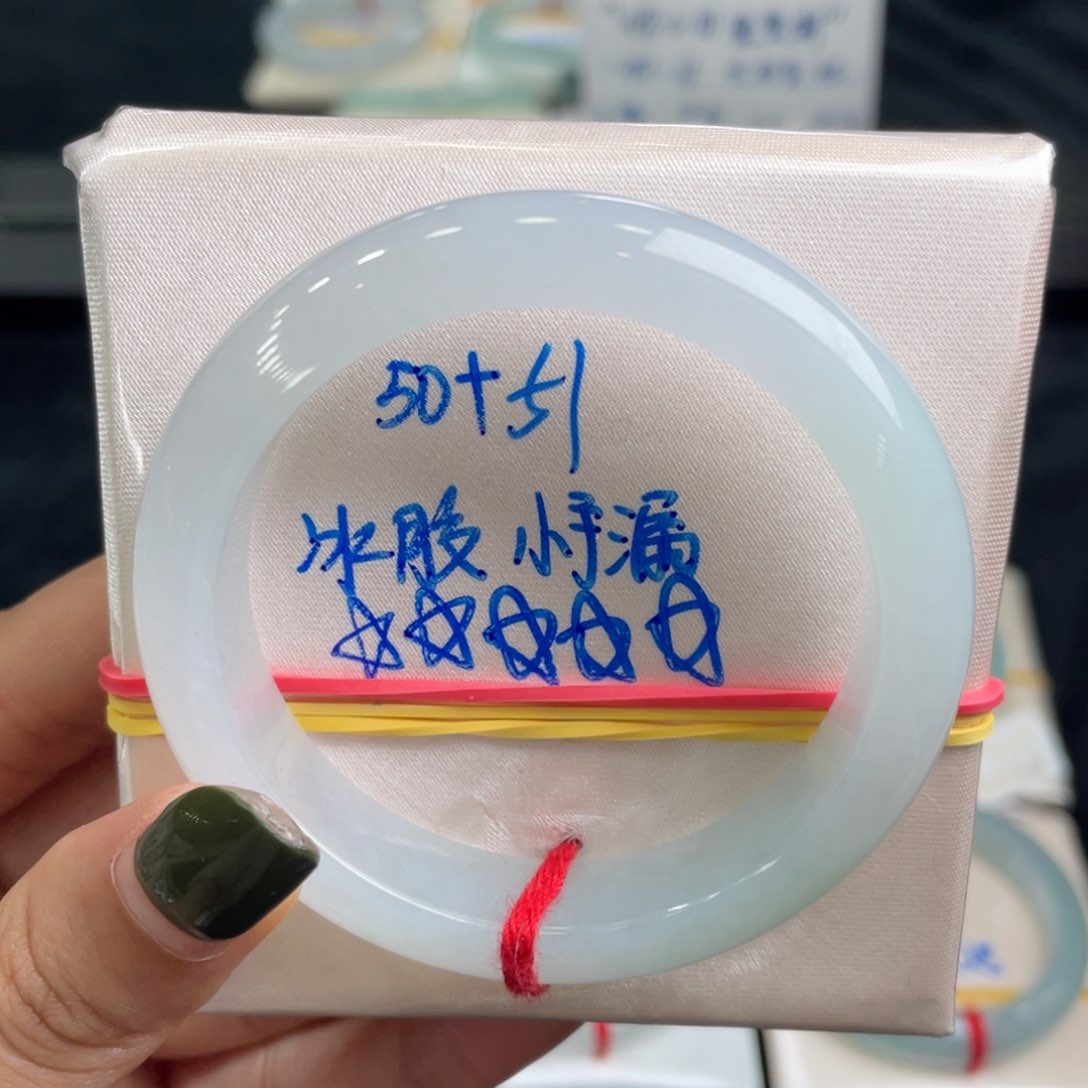 翡翠手镯未镶嵌翡翠手镯