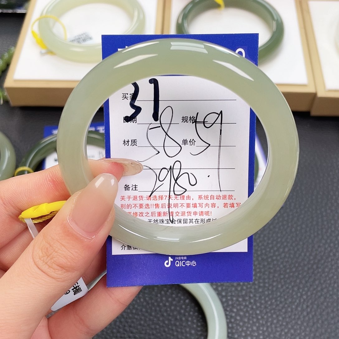 和田玉手镯未镶嵌