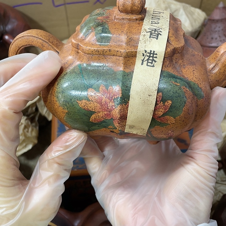 茶壶紫砂原矿泥料，手工制作的一把紫砂壶。