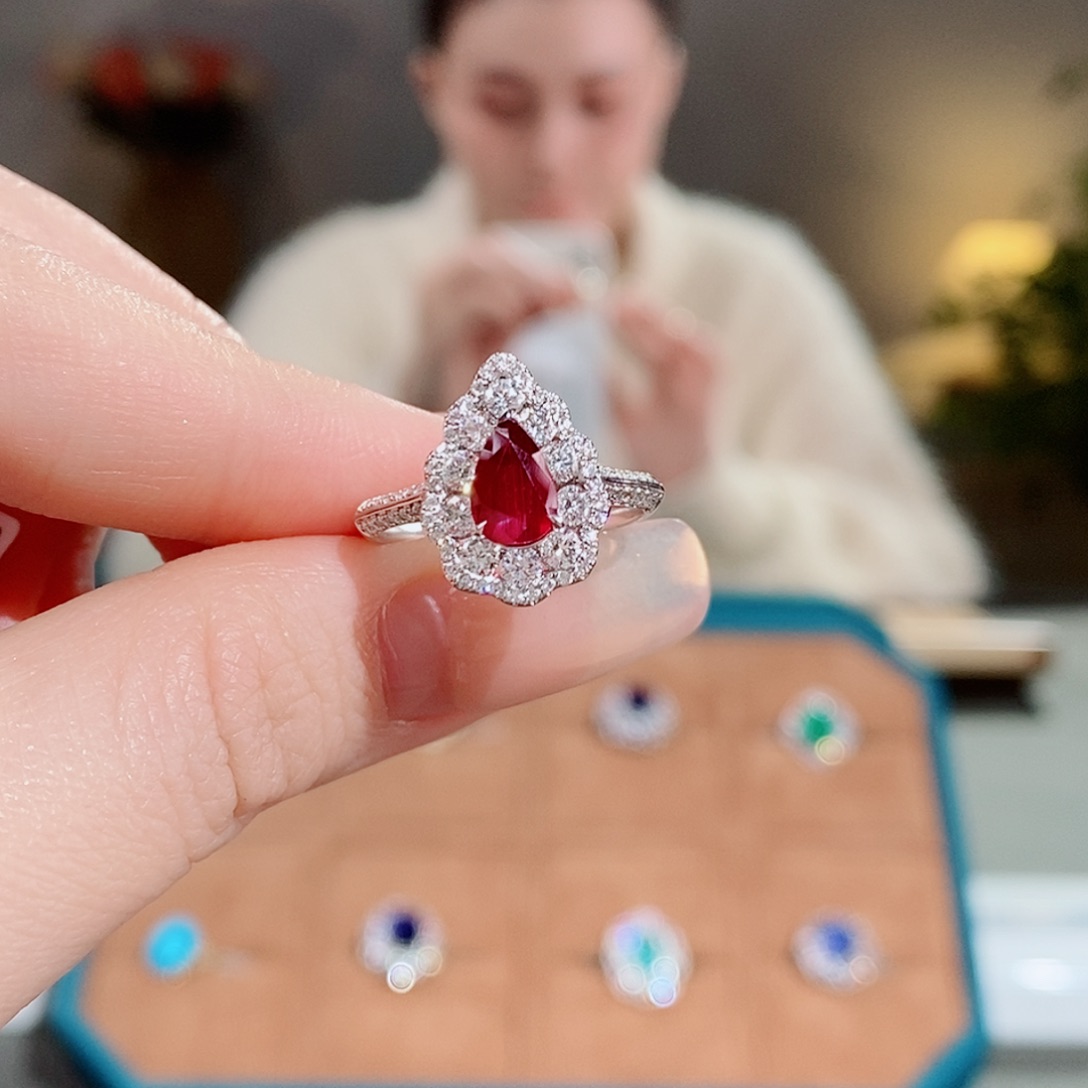 红宝石戒指18K金镶嵌1.08ct无烧鸽血红吉尔德