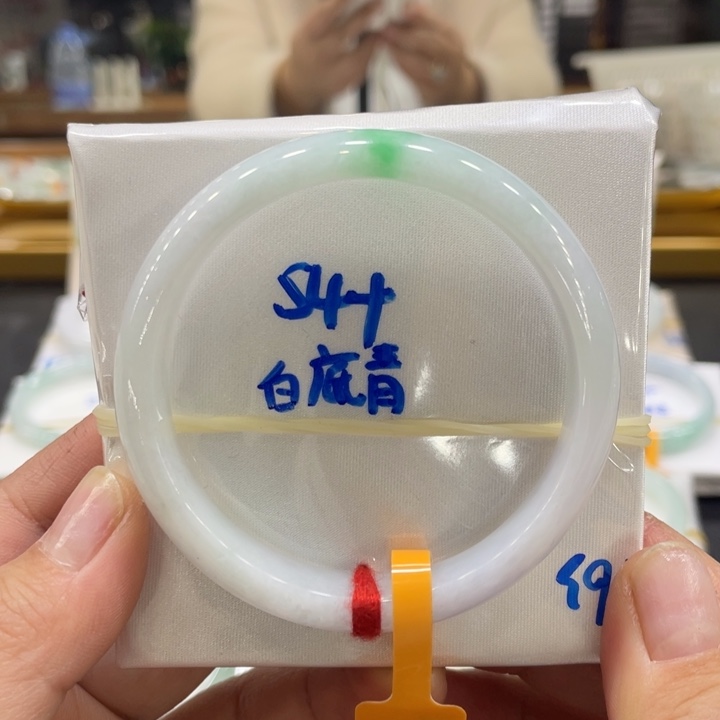 翡翠手镯未镶嵌翡翠