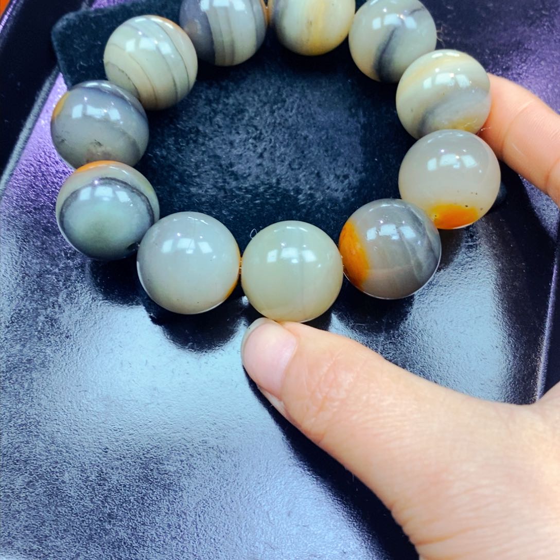 未镶嵌石英质玉（黄龙玉）颈饰