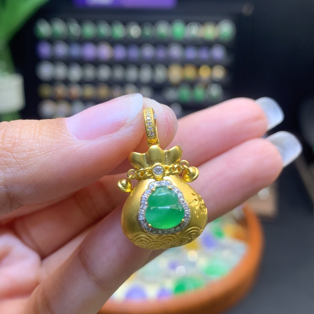 翡翠18K金镶嵌颈饰