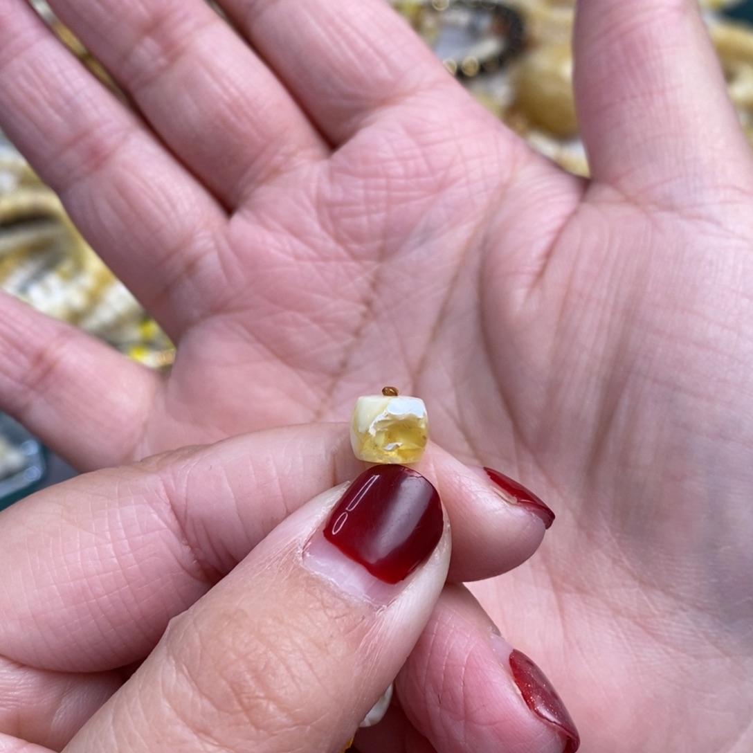 琥珀裸石未镶嵌金漆白溶洞直切单珠8×6.8