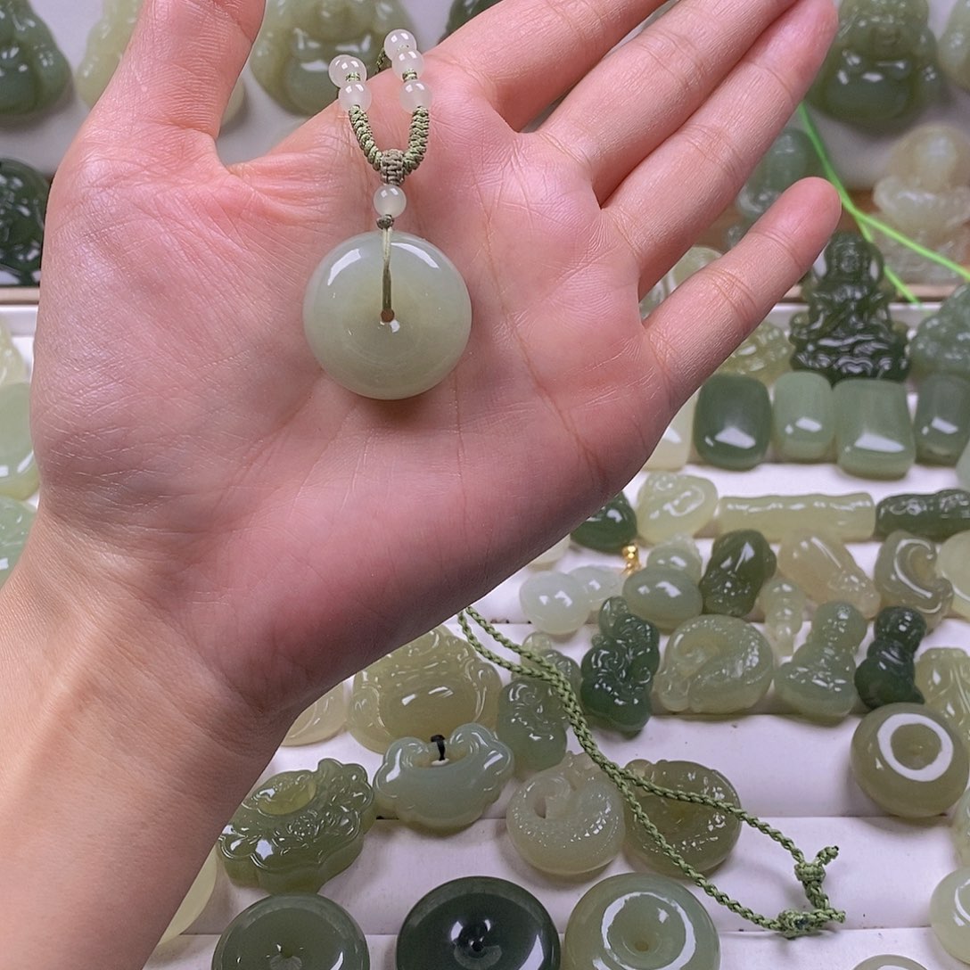 L***.和田玉未镶嵌颈饰