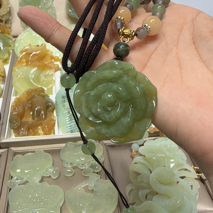 蛇纹石玉吊坠未镶嵌