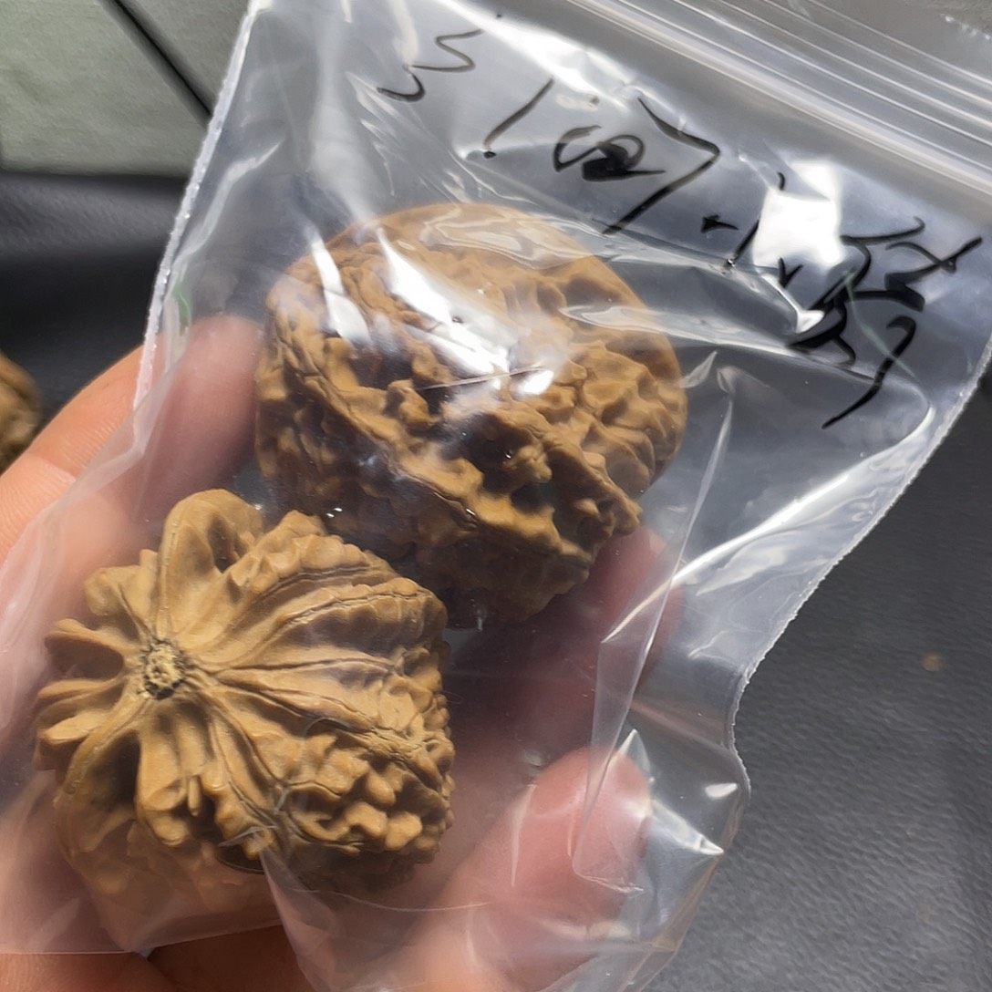 乡***）文玩核桃吊坠核桃两个