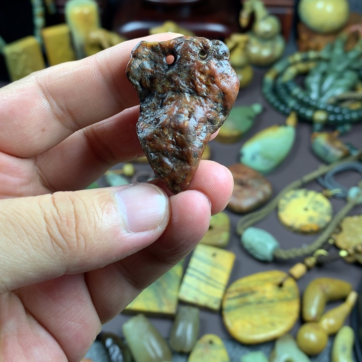 吊坠(赠链)未镶嵌岫岩河磨玉（透闪石质玉）