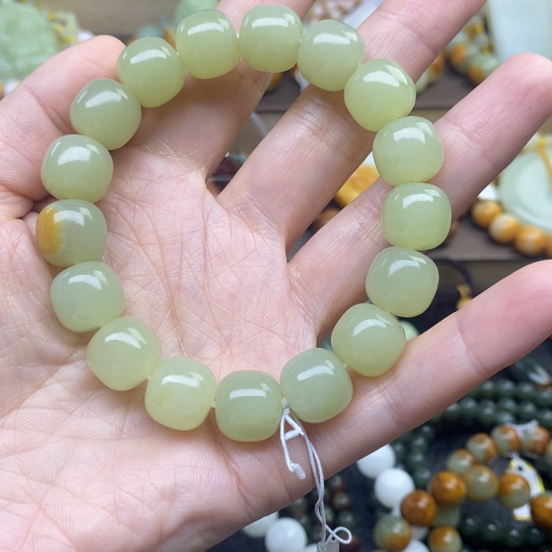 如***你透闪石质玉未镶嵌手串