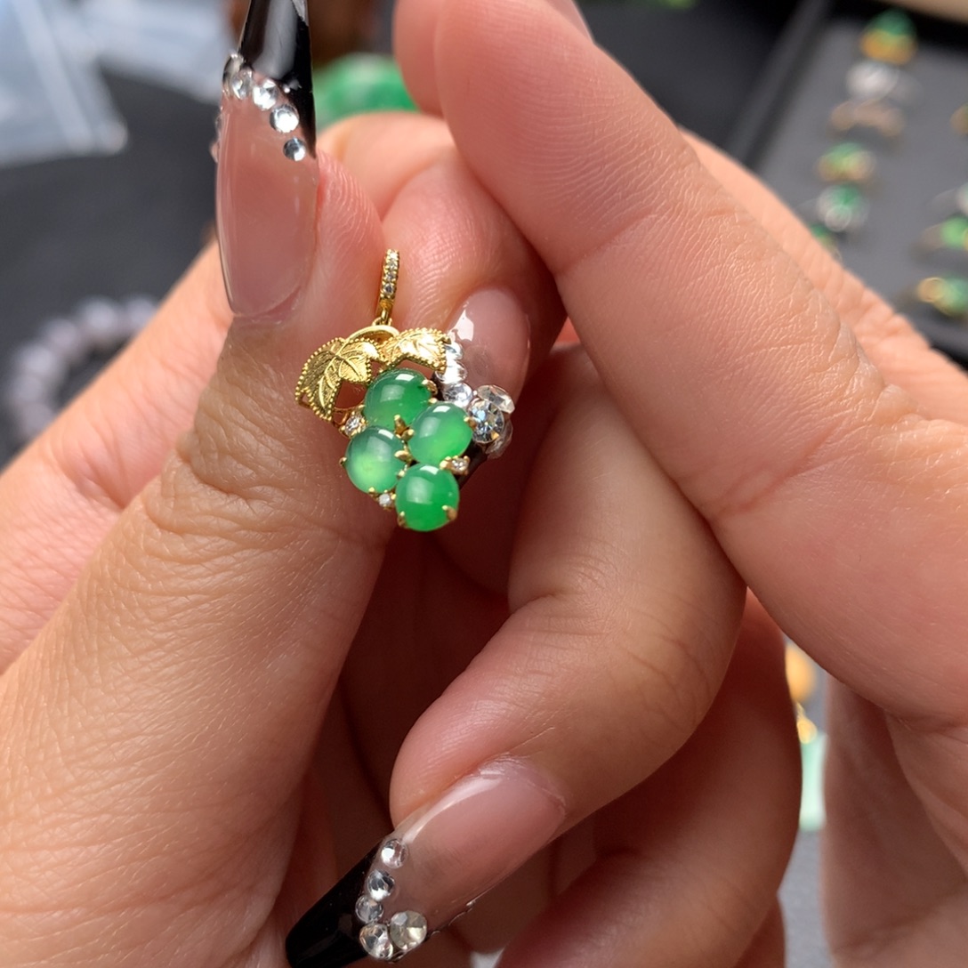 翡翠18K金镶嵌颈饰翡翠