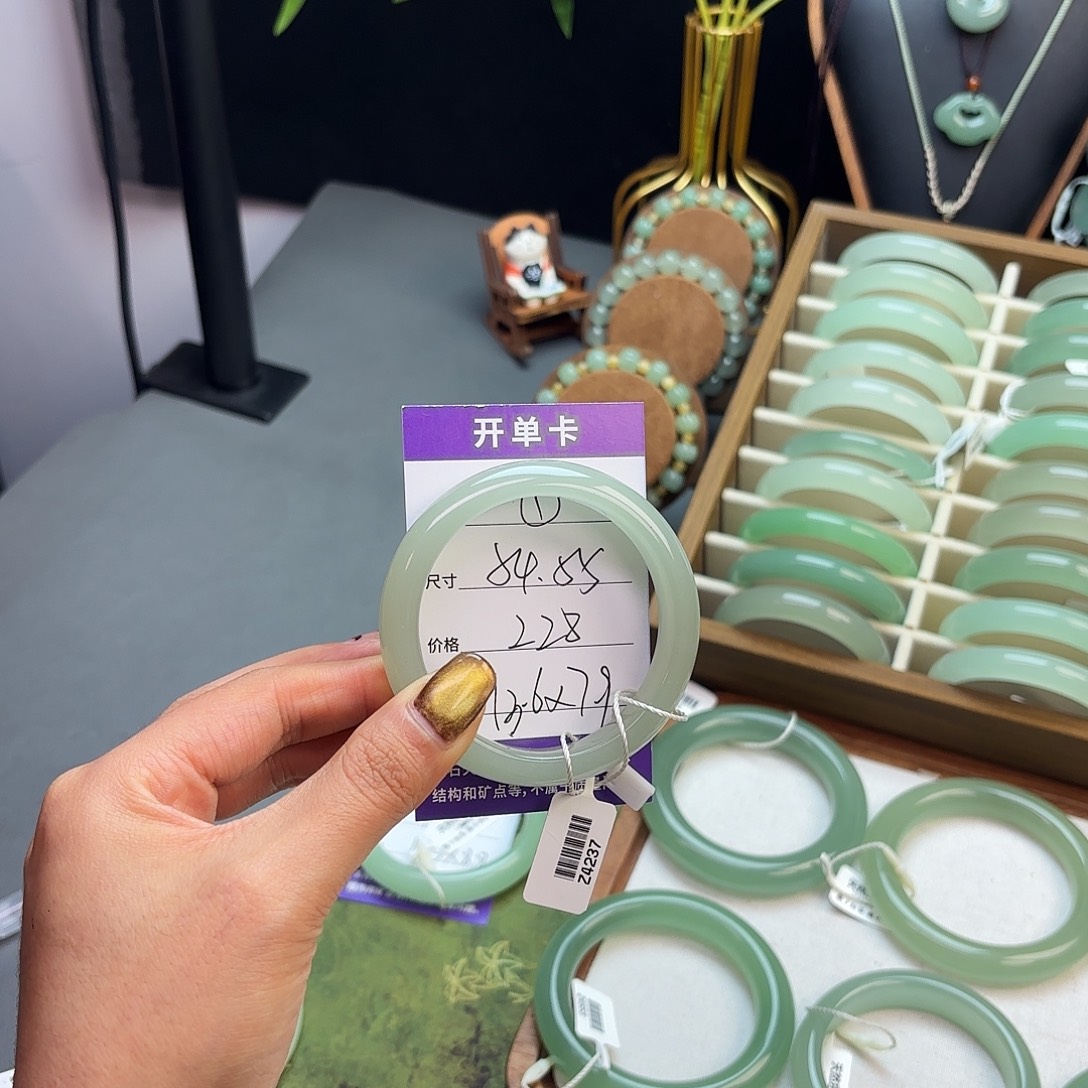 东陵石未镶嵌手镯