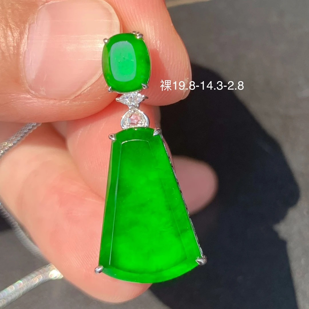 帝王绿无事牌天然翡翠吊坠 镶嵌精致