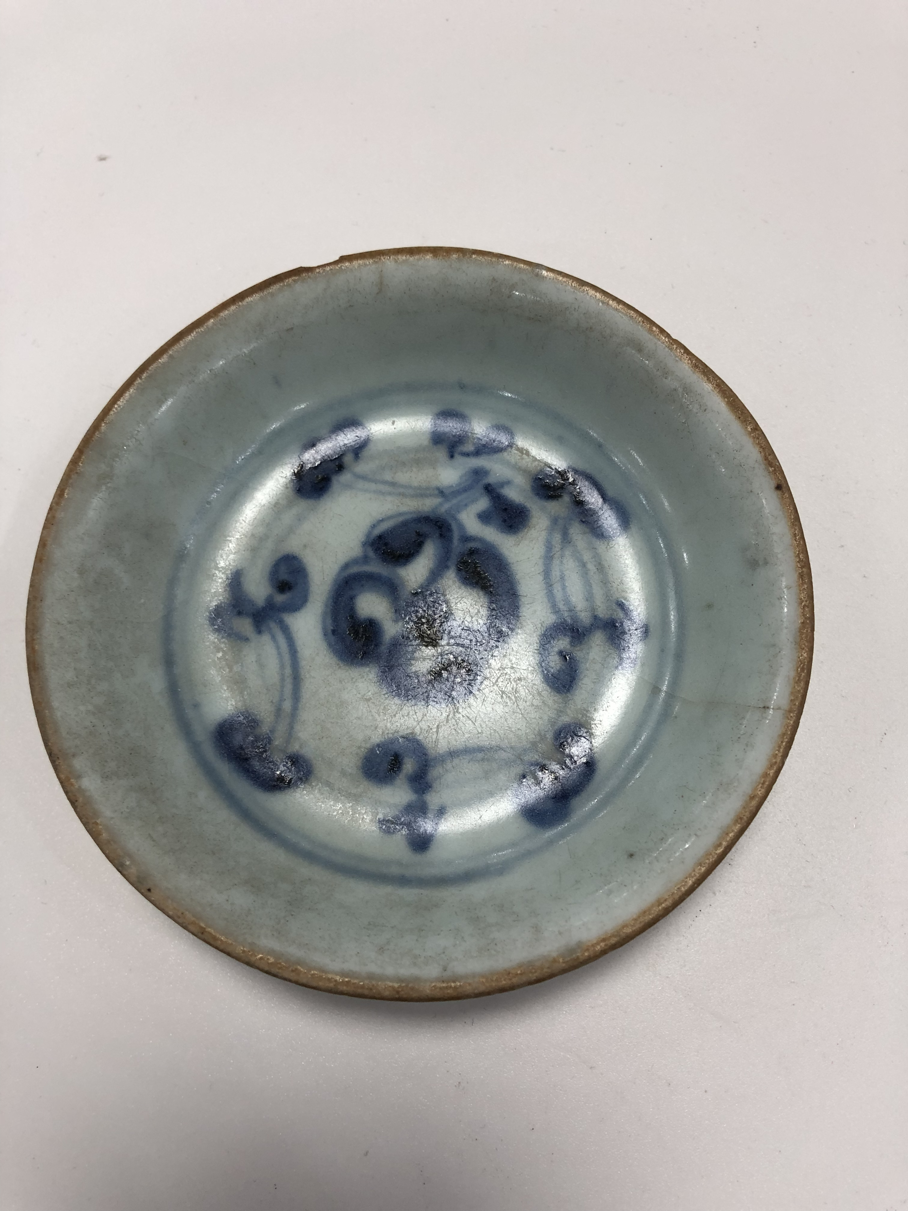 青花瓷器缠枝莲手工绘制盘，混清釉莹润，胎细油性盘子。尺寸：11.4cm