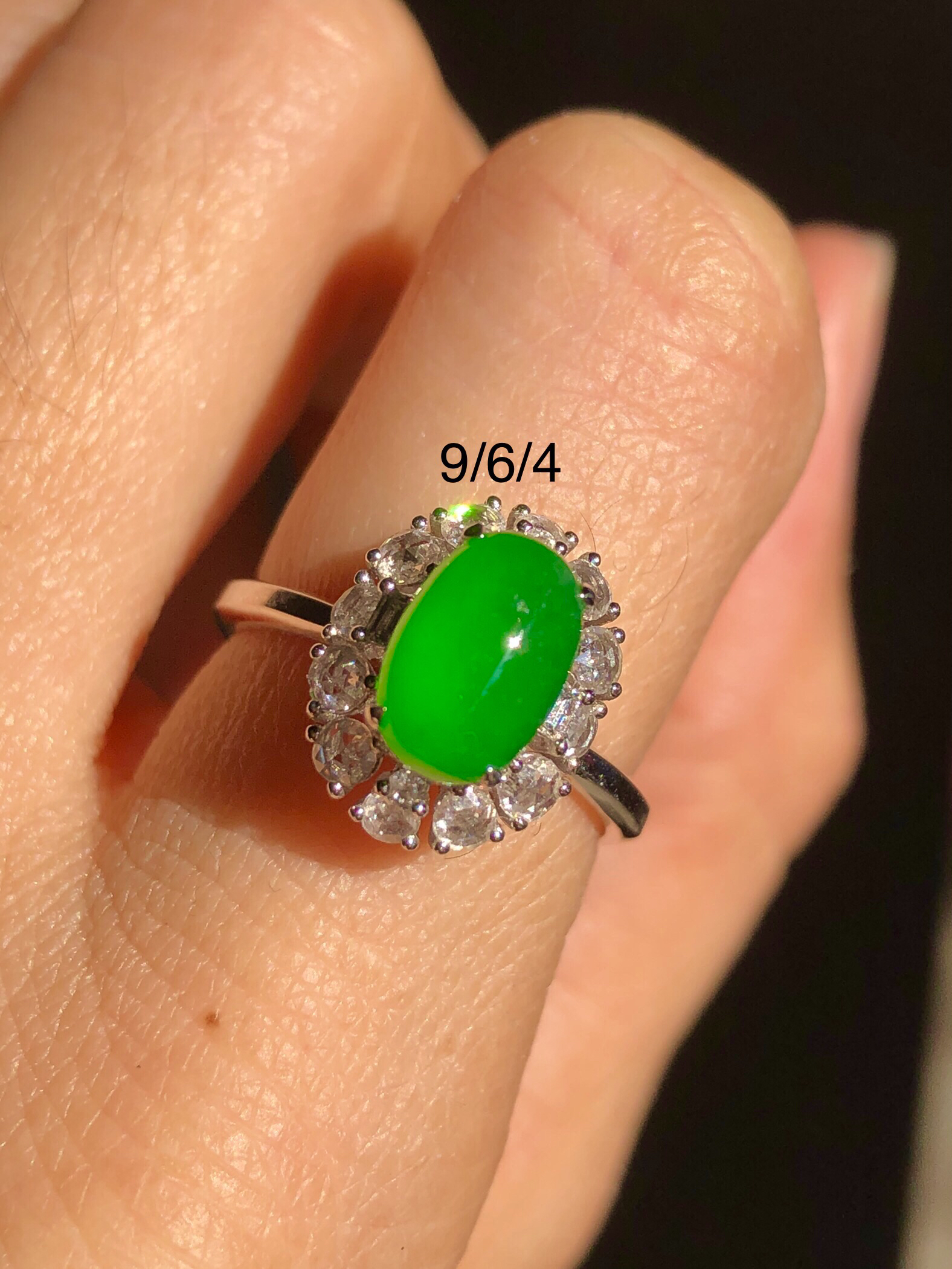 缅甸翡翠阳绿蛋面戒指