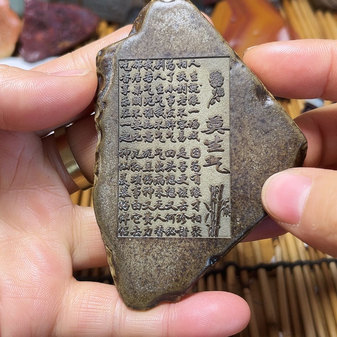 新疆原石雕刻手把件