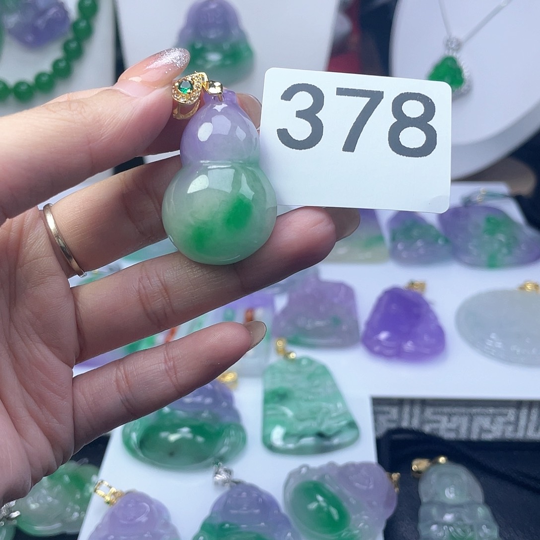 翡翠吊坠(赠链)未镶嵌