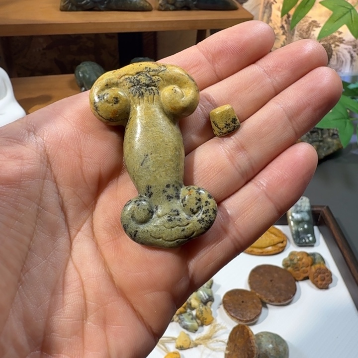 天***草岫岩河磨玉（透闪石质玉）未镶嵌把件