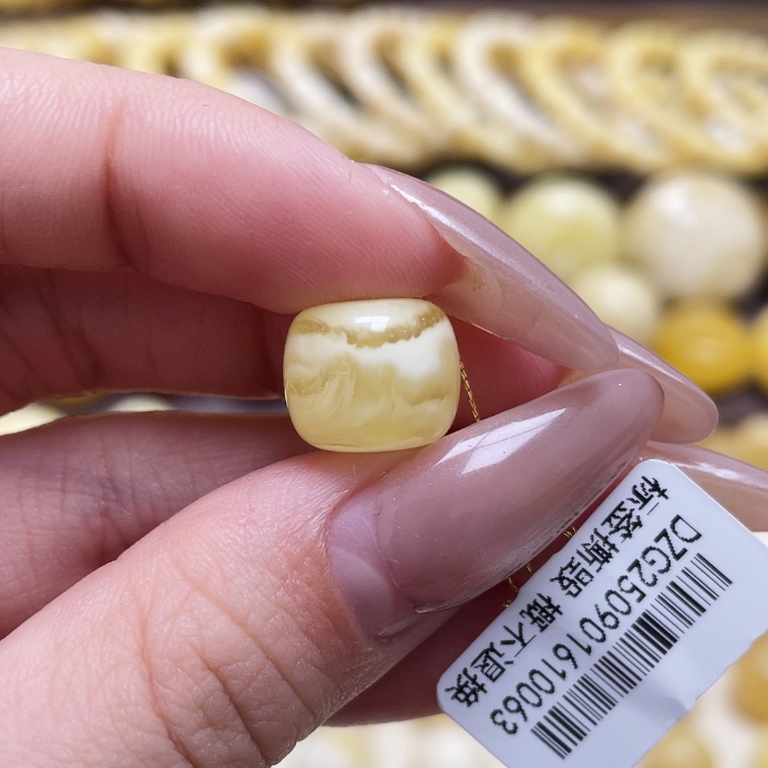 琥珀未镶嵌裸石12.3*10.3mm老型瑕