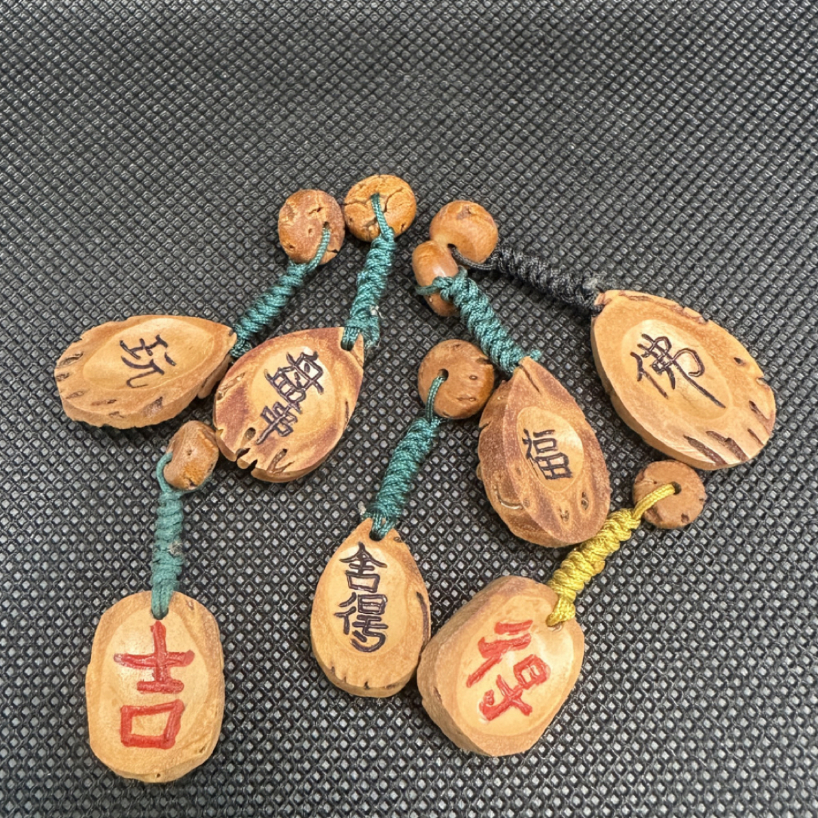 野生桃核雕刻挂件