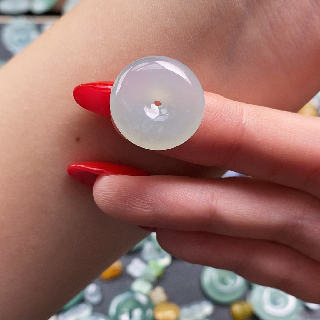 杨***洛翡翠未镶嵌颈饰平安扣