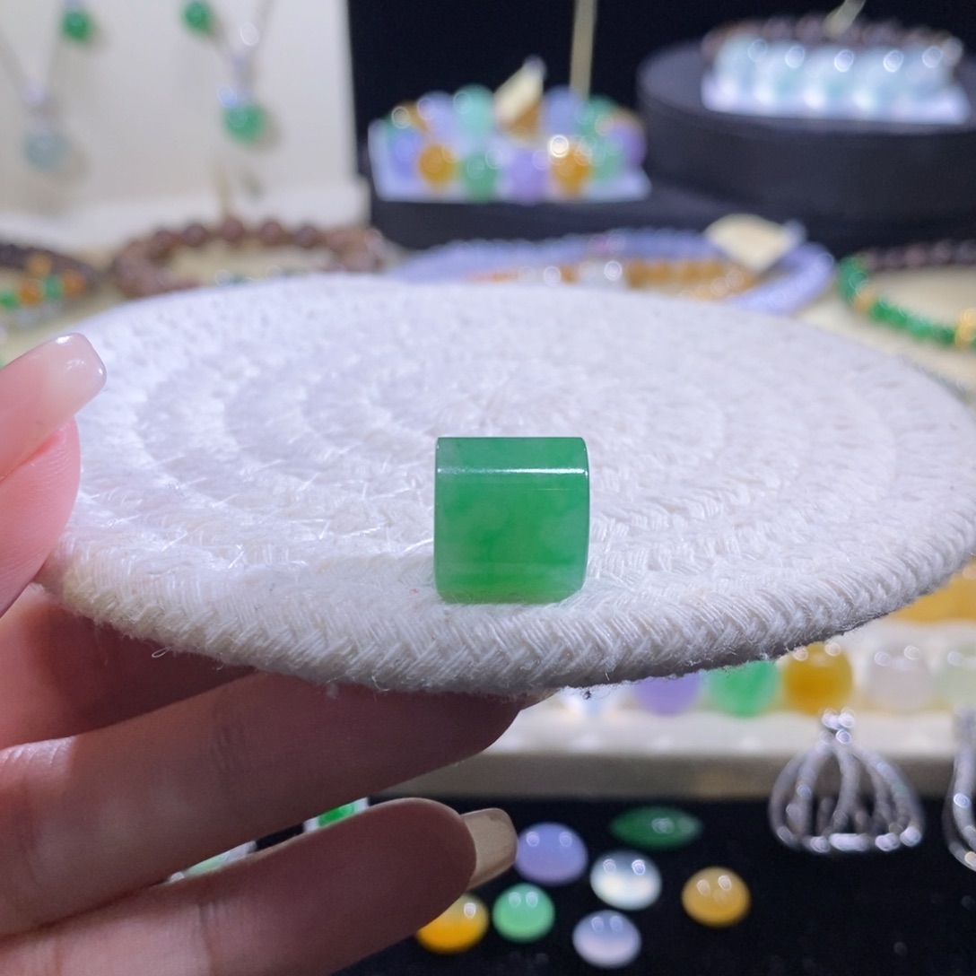 翡翠未镶嵌颈饰满绿桶珠