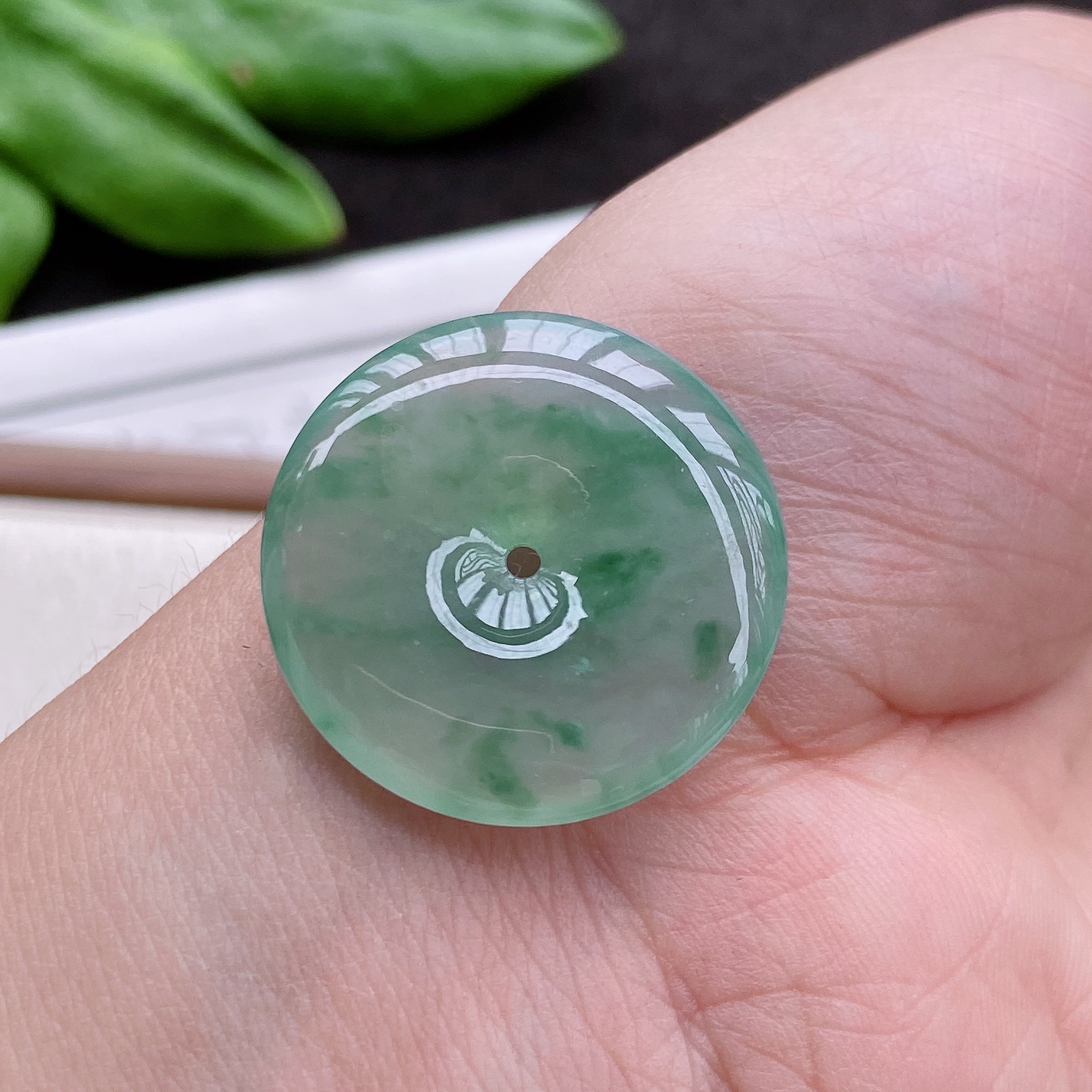 天然翡翠A货冰种水润甜绿胶感平安扣