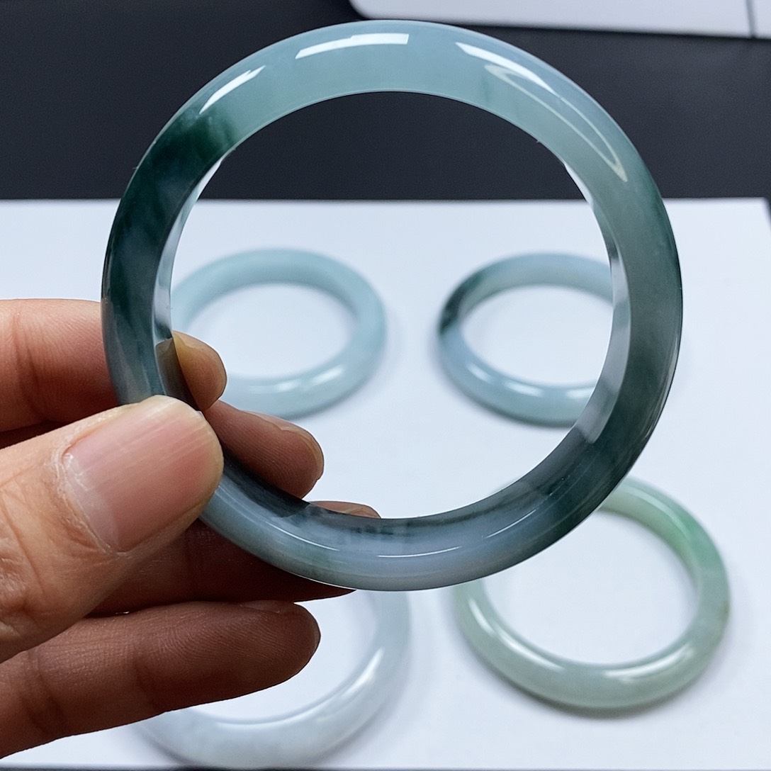 翡翠手镯未镶嵌翡翠手镯