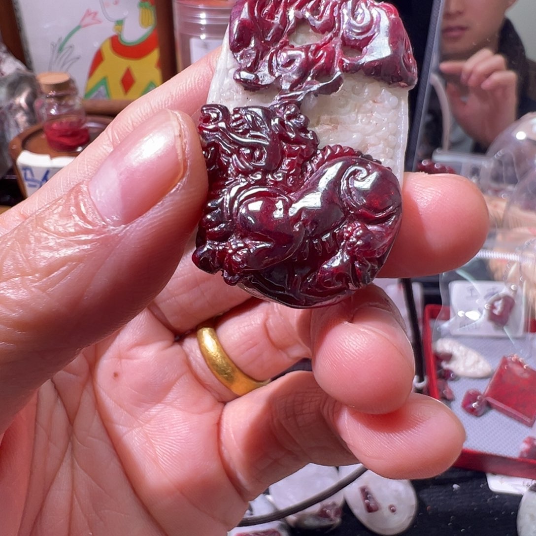 与***进天然辰砂雕刻吊坠