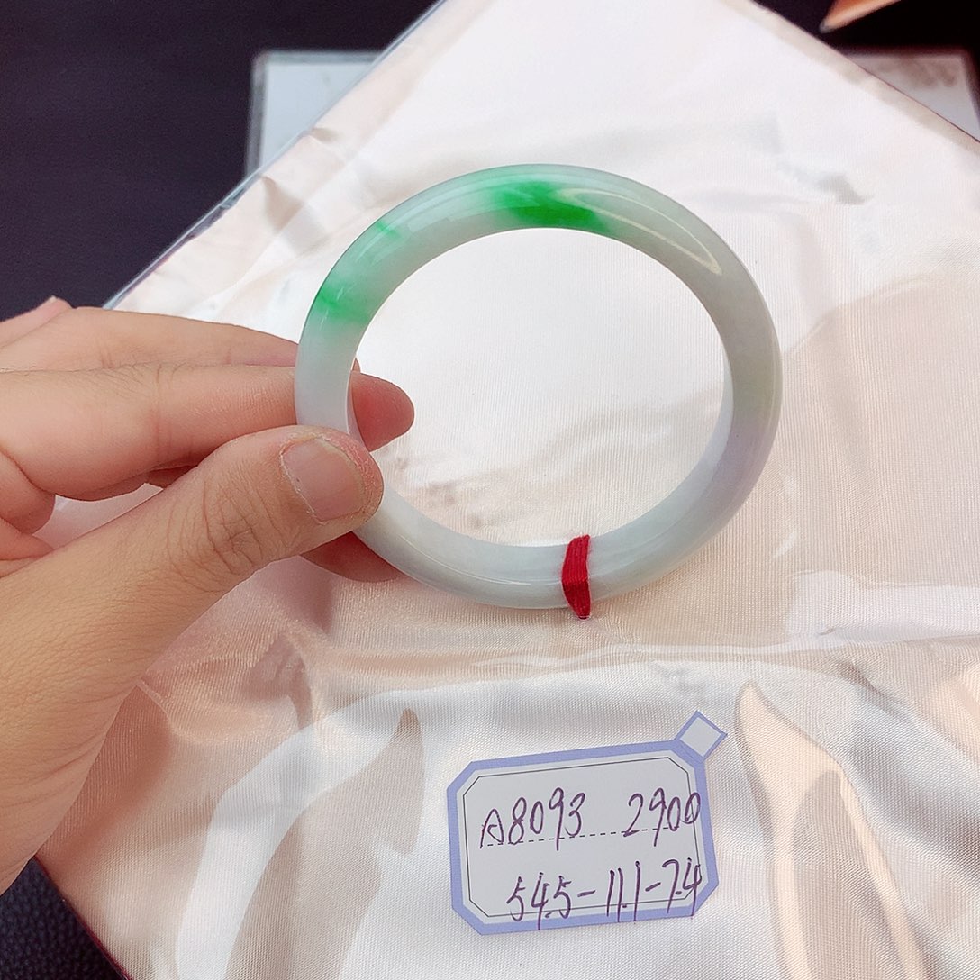 翡翠手镯未镶嵌翡翠