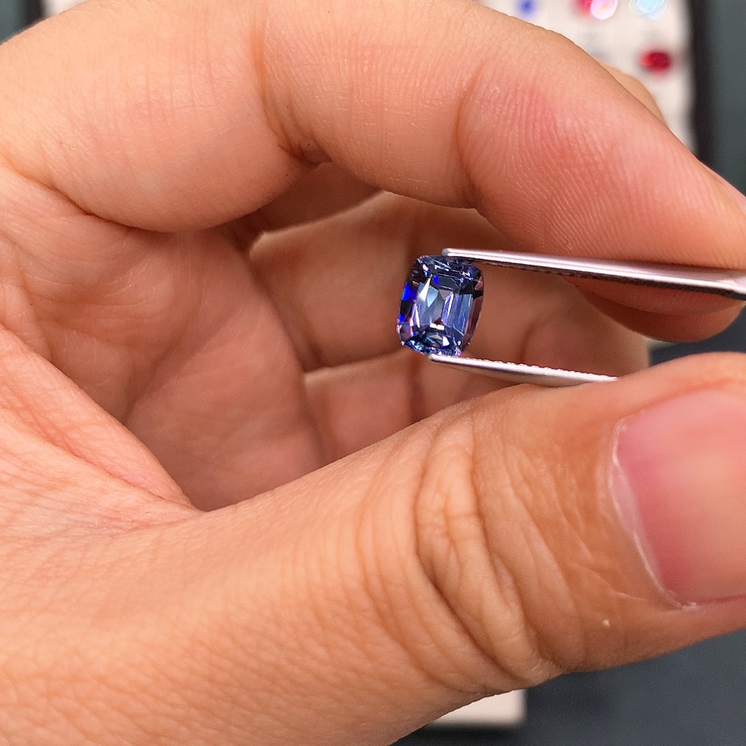 尖晶石裸石未镶嵌1.38克拉金属色