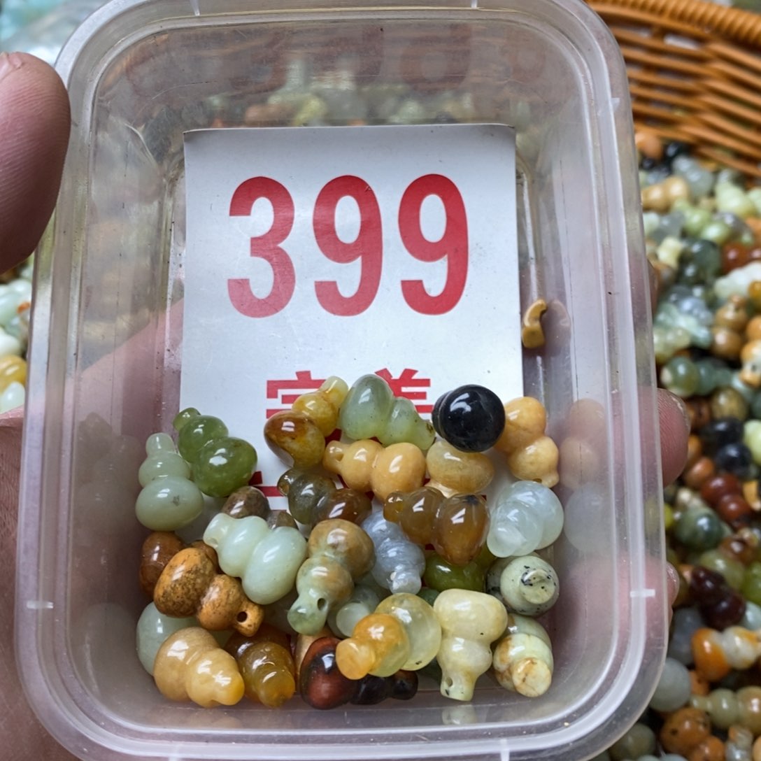 蛇纹石玉挂坠未镶嵌