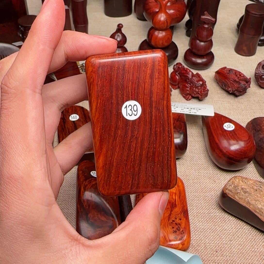 檀香紫檀（小叶紫檀）B**人