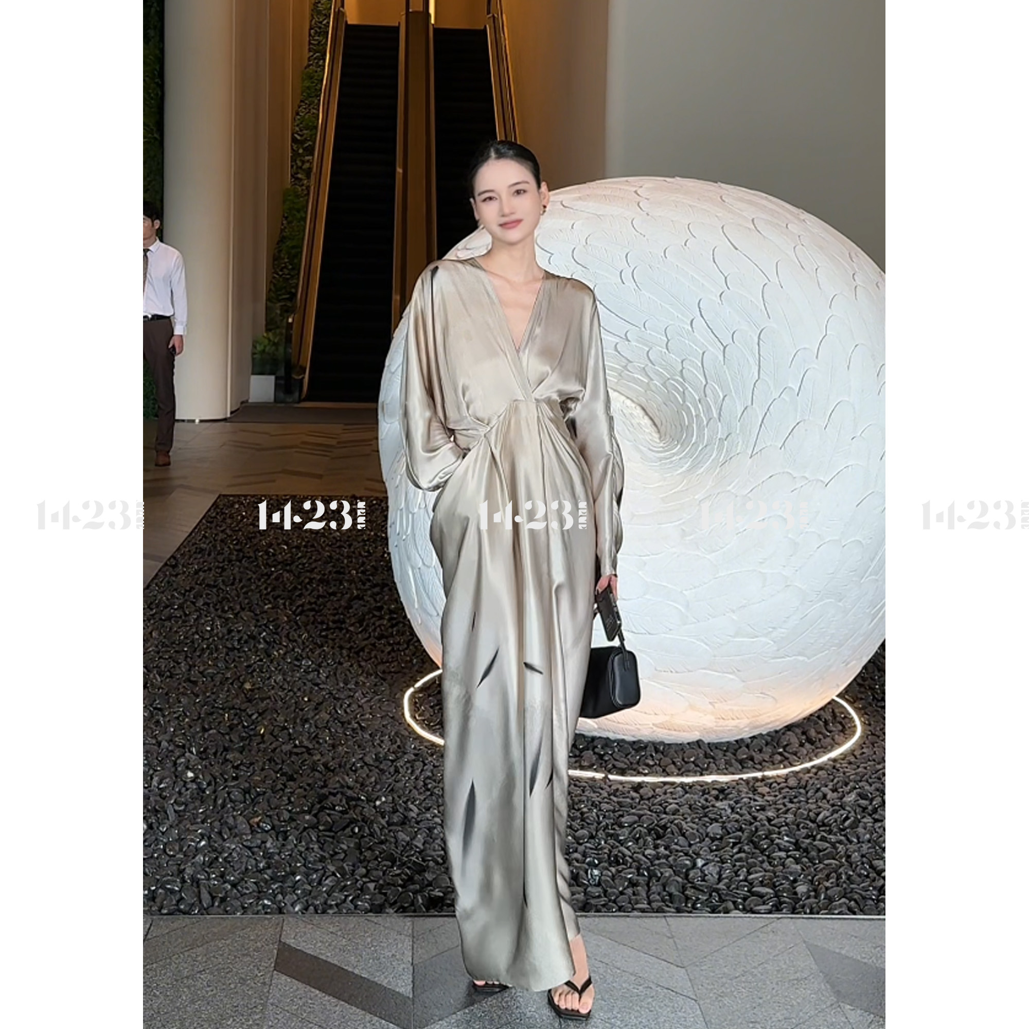 1423【银羽轻盈】小众设计100桑蚕丝清冷韵味V领显瘦收腰长袖连衣裙