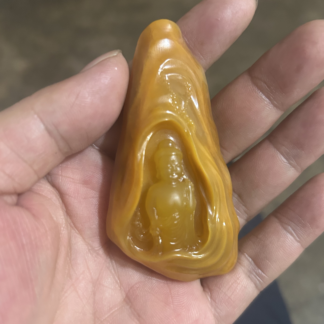 精品黄龙玉糖心俏色巧雕降生佛