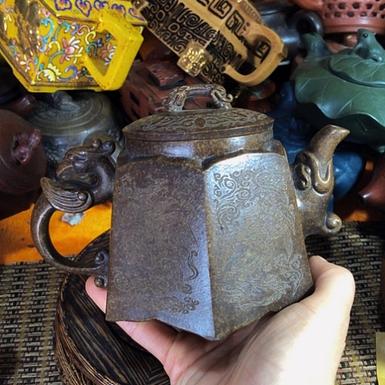 茶壶紫砂原矿泥料手工制作的一把紫砂壶。