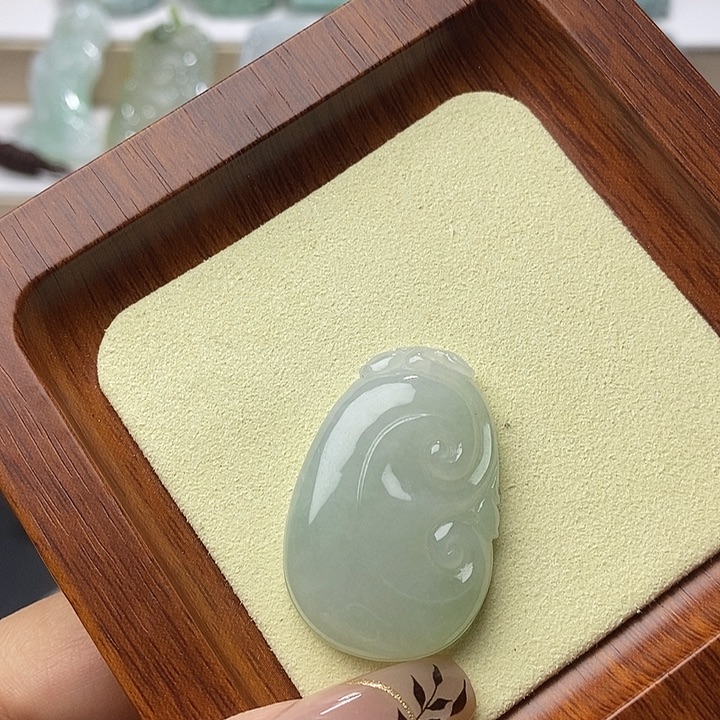 翡翠未镶嵌颈饰事事如意