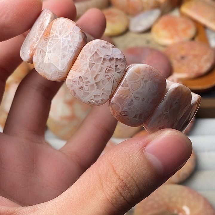 陌***暄硅化玉未镶嵌颈饰